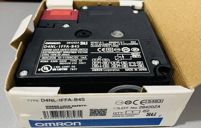 Công tắc cửa an toàn Omron D4NL-1FFA-B4S
